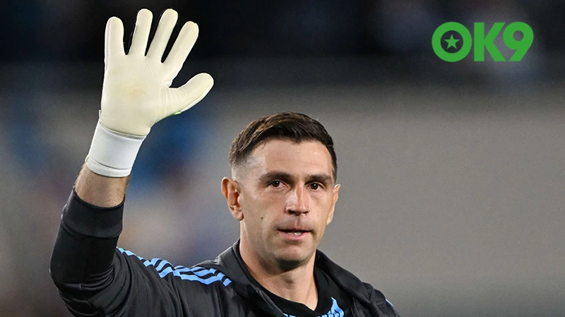 Emiliano Martinez trở lại Aston Villa sau khi thương vụ đến Man Utd thất bại